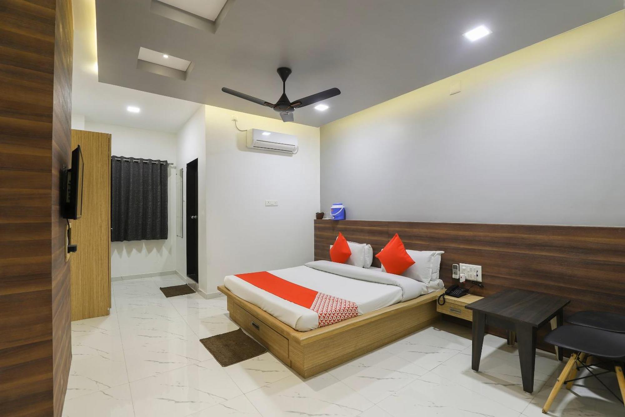 Oyo Kings Hotel Катунаяка Экстерьер фото